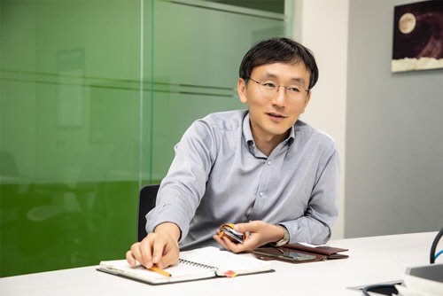 삼성전자는 김남승 메모리사업부 전무(사진)가 최근 '국제컴퓨터구조심포지엄(ISCA·International Symposium on Computer Architecture)' 명예의 전당에 헌액됐다고 29일 밝혔다. <삼성전자 제공>